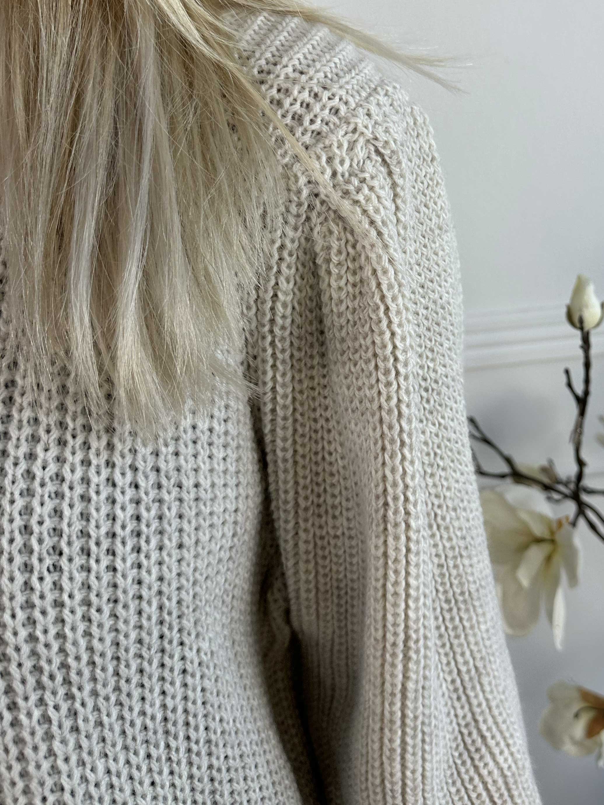 Dajana - Söt stickad klänning med ballongärmar